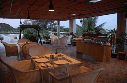 Hotel Bhagyalaxmi Ширді Ресторан фото
